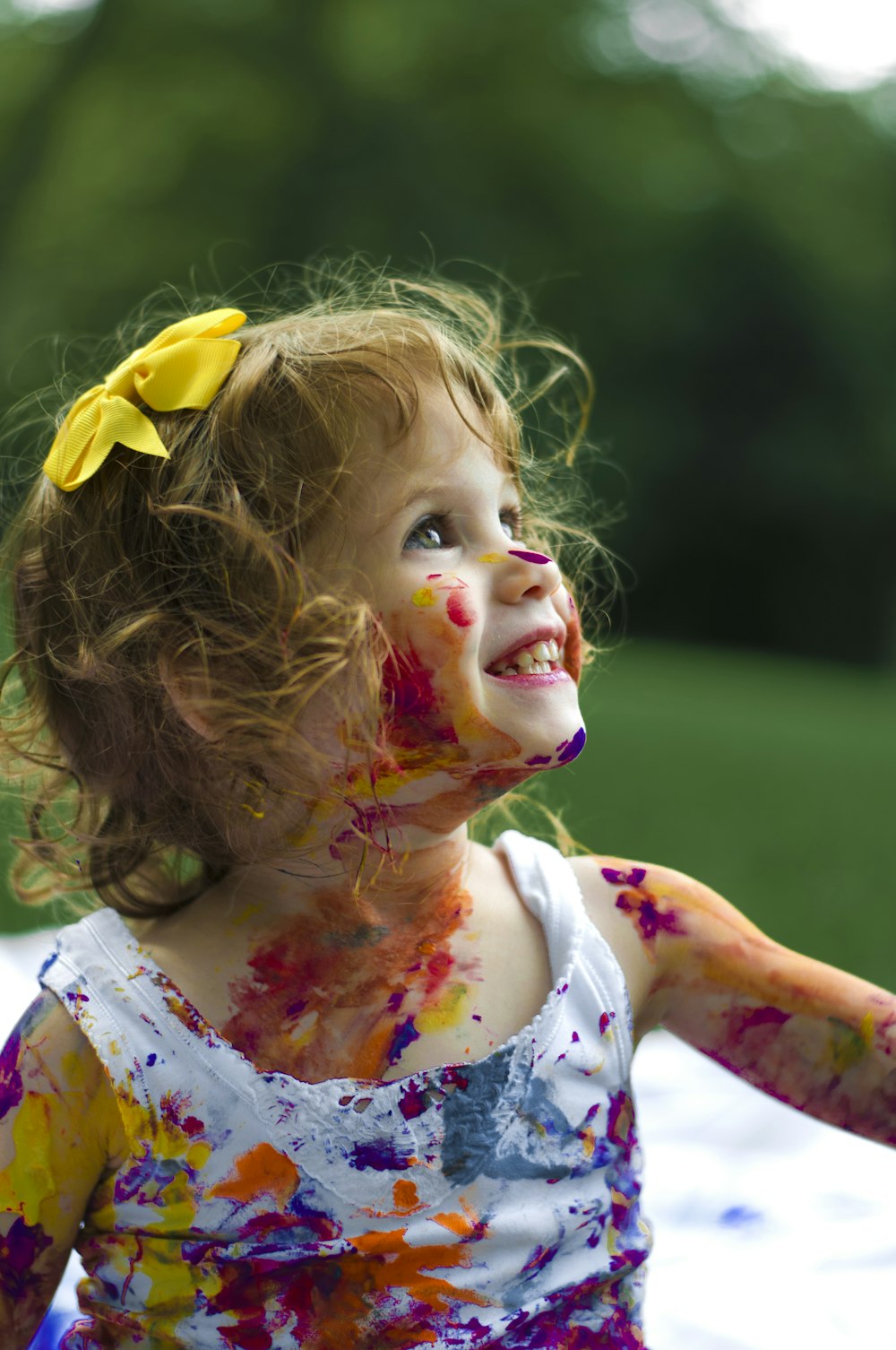Niña sonriendo llena de color