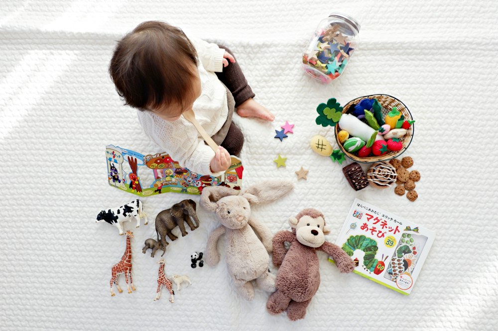 Bebé jugando con peluches y bloques